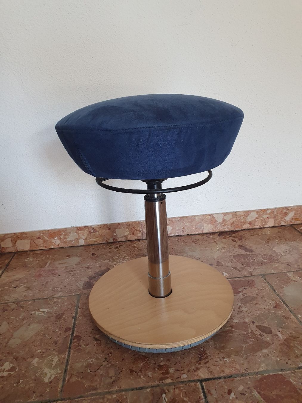 Stühle: Ergonomie Bürohöcker, Bürostuhl – Gebraucht aus Kriens von delee 1