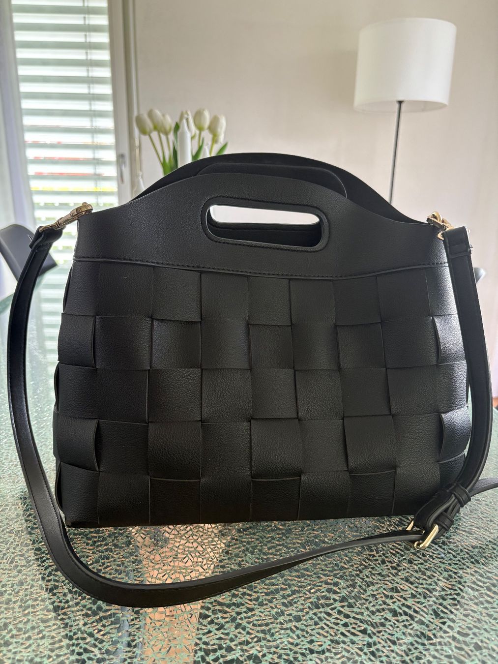 Taschen für Damen: Schwarze Tasche in  Flechtoptik – Gebraucht aus Rümlang von Jenni.21