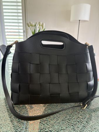 Schwarze Tasche in  Flechtoptik