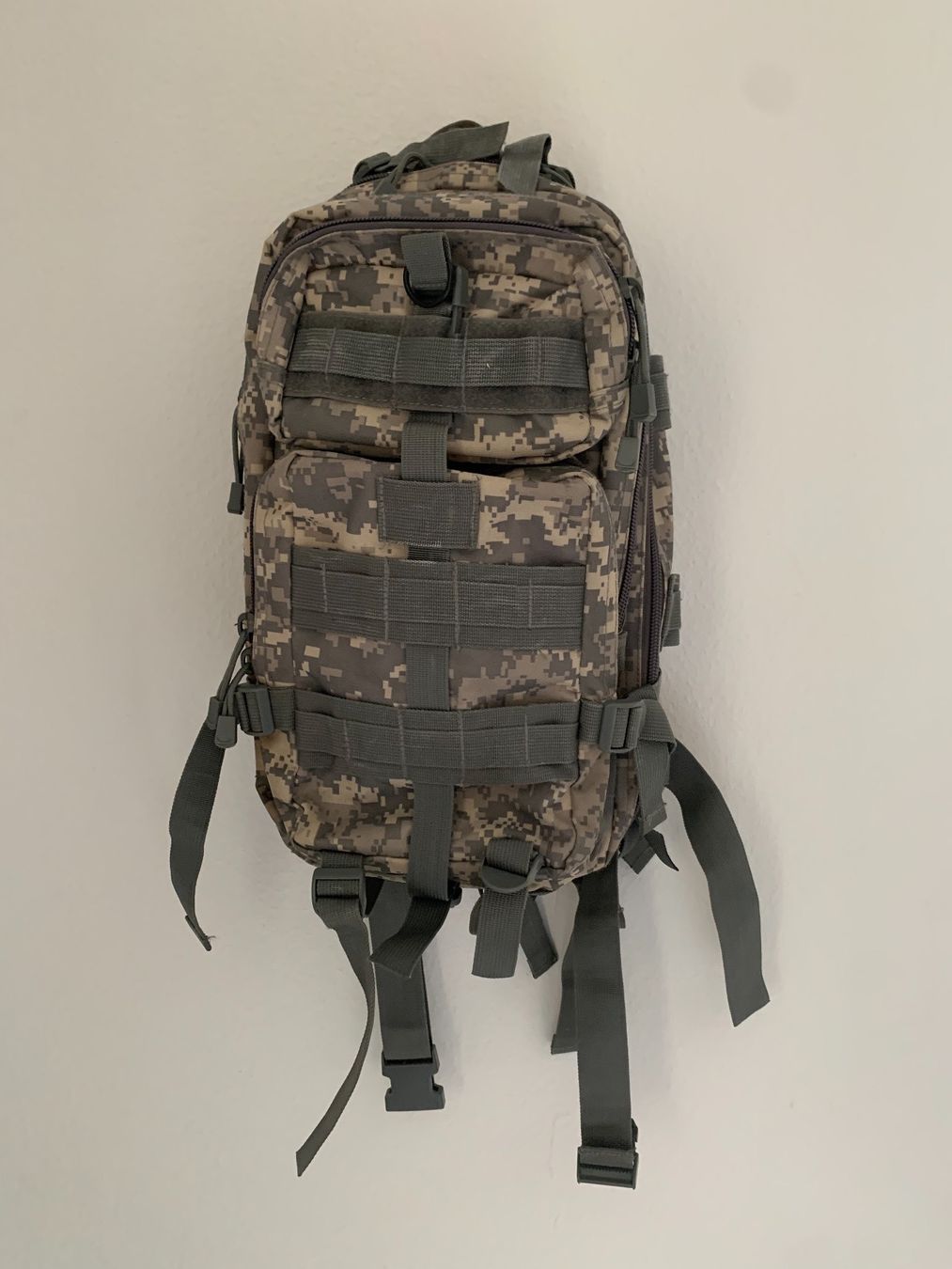 Zaini: Assault Day Pack Rucksack Militär – Usato da Benken SG venduto da tame_impala