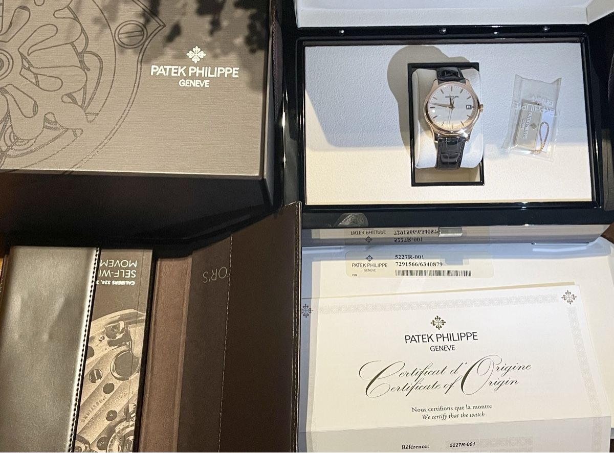 Patek Philippe Orologi: Patek Philippe Calatrava 5227r Full Set – Nuovo (secondo la descrizione) da Lugano venduto da Superstudiolugano