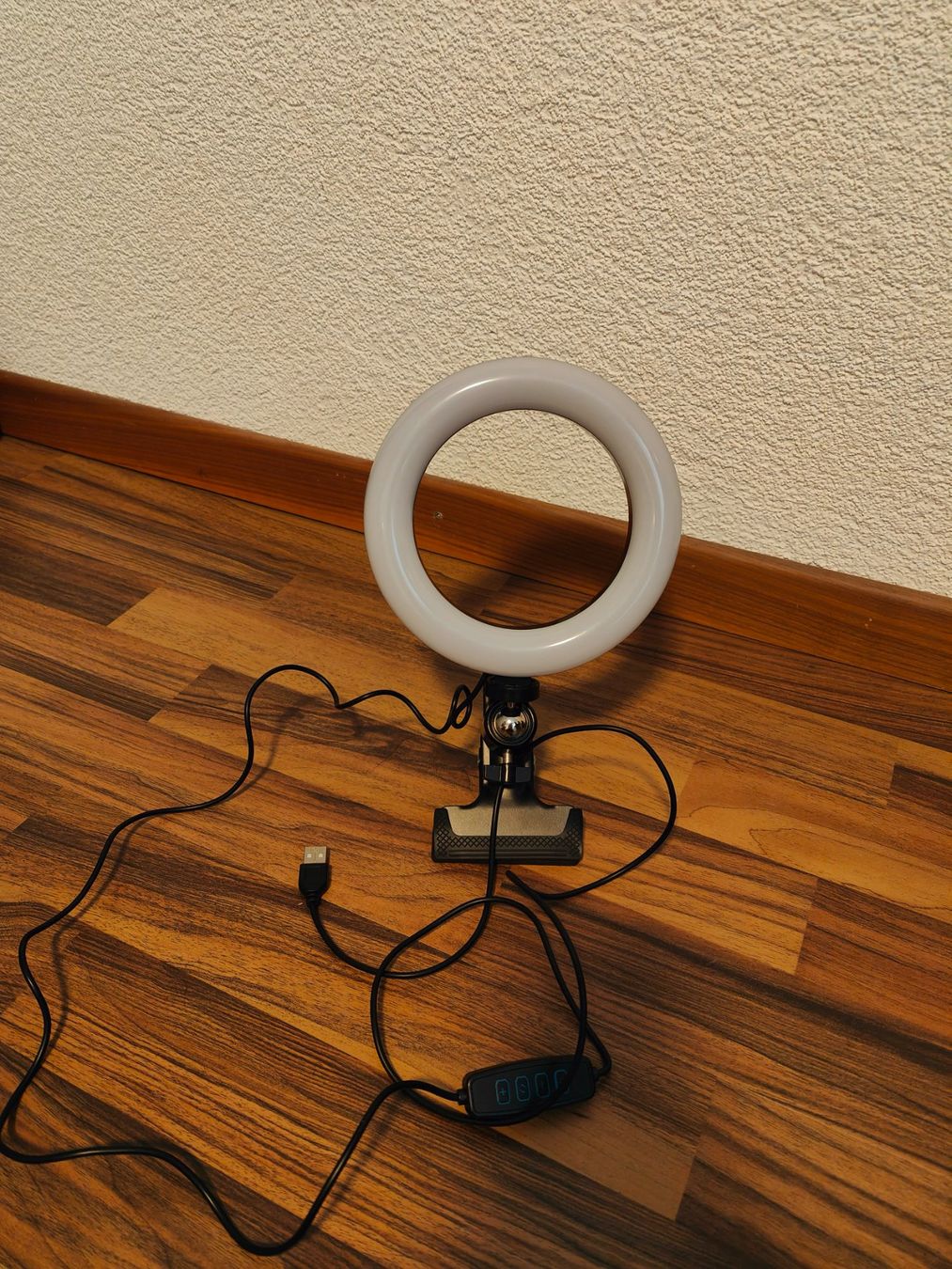 Lampen: Dimmbares Ringlicht mit Klemme & USB-Anschluss – Gebraucht aus Beinwil am See von stern_66