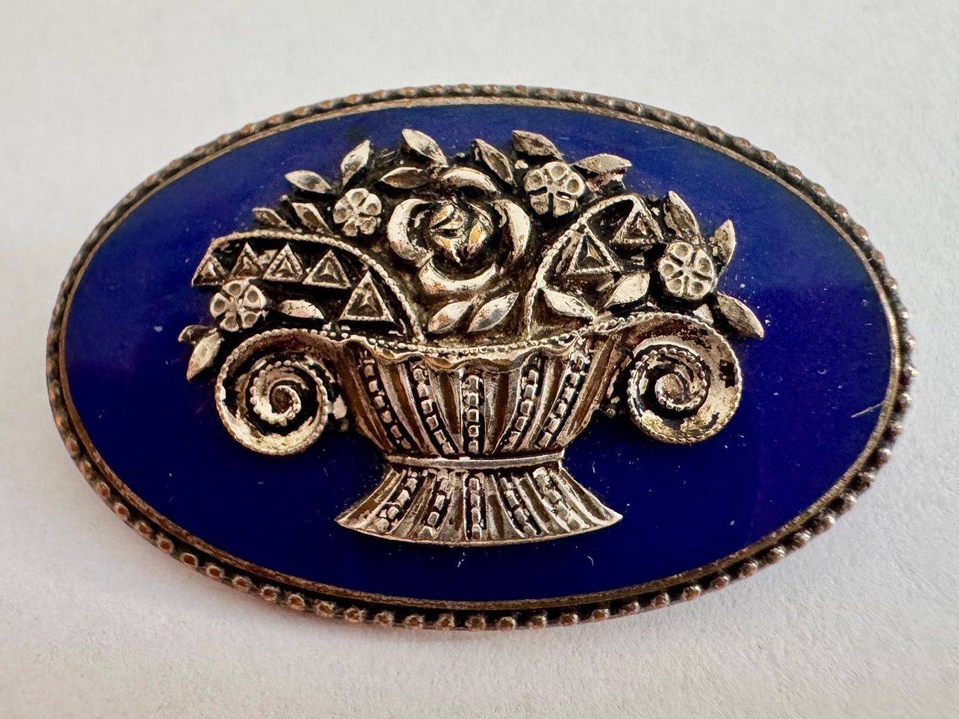 Spille & Fermagli: Brosche Korb mit Blumen blau emailliert oval alt – Usato da Egg b. Zürich venduto da chantilly-lace 1