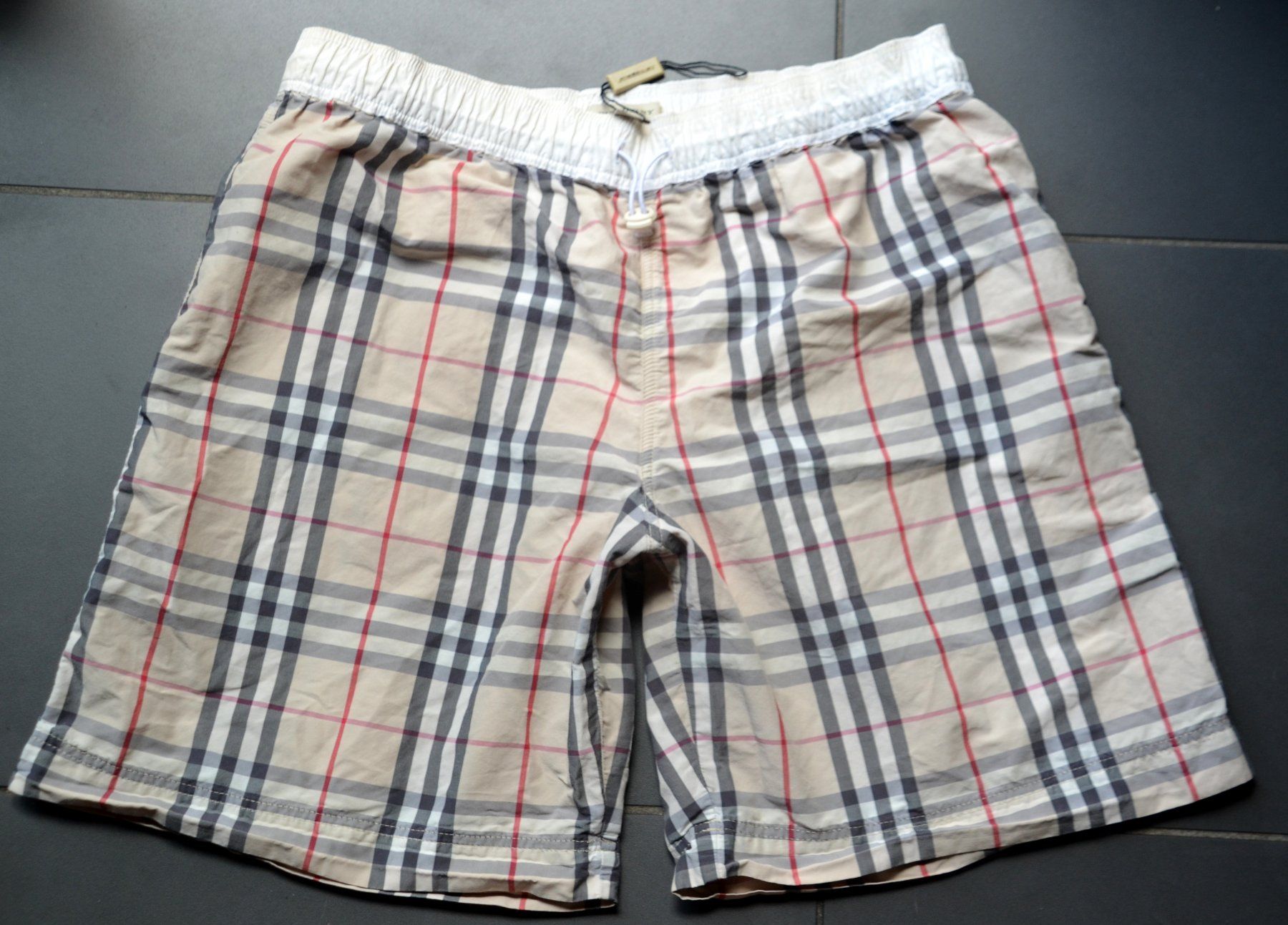 Burberry Pantaloni: Skorts Burberry 164 cm – Nuovo (secondo la descrizione) da Collonges venduto da arashee