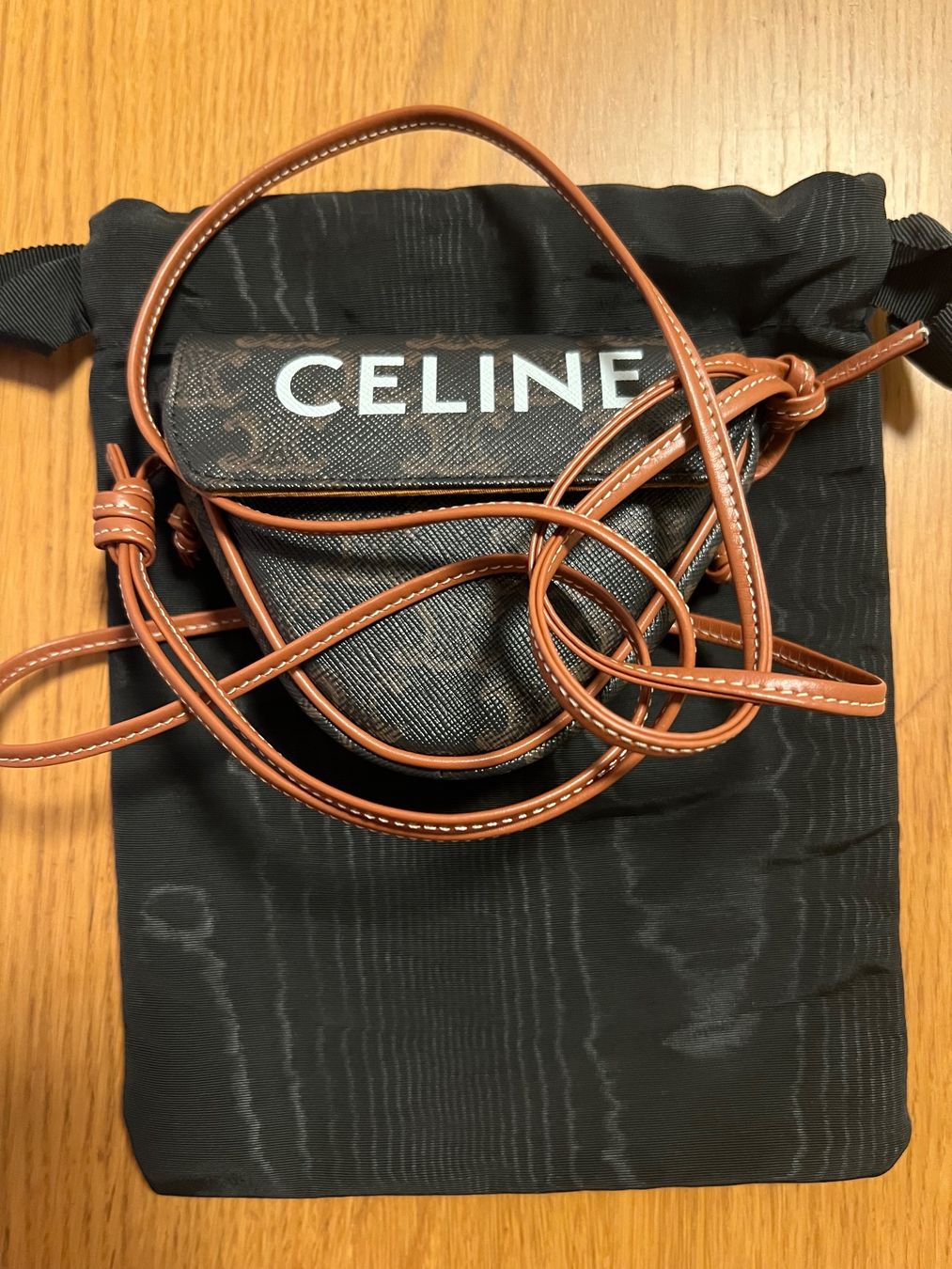 Celine Borse da donna: CELINE Triomphe Triangle Bag Mini. – Usato da Zürich venduto da Roon123 2