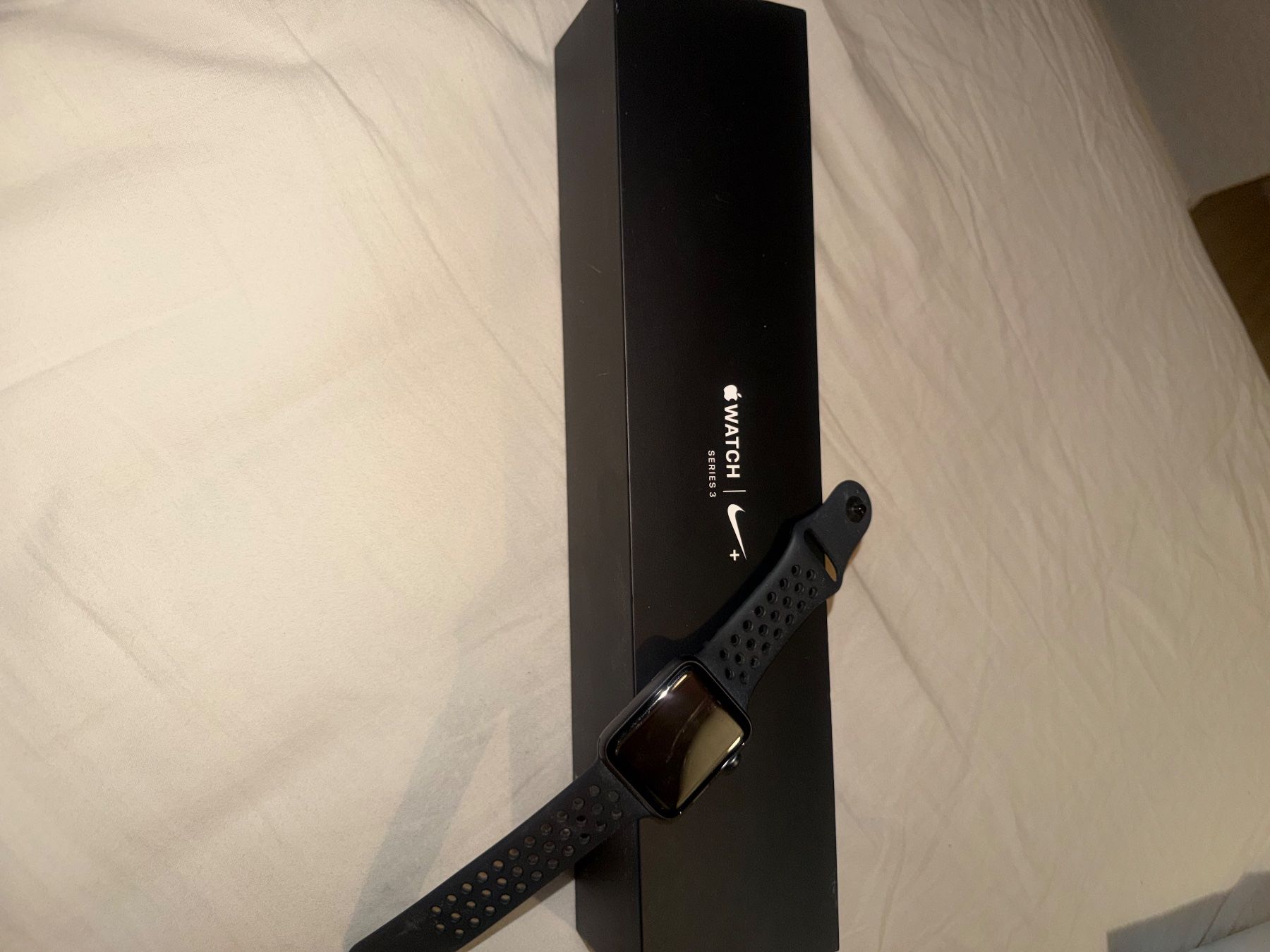 Apple Smartwatch: Apple Watch série 3 Nike édition – Usato da Assens venduto da tri_68pm