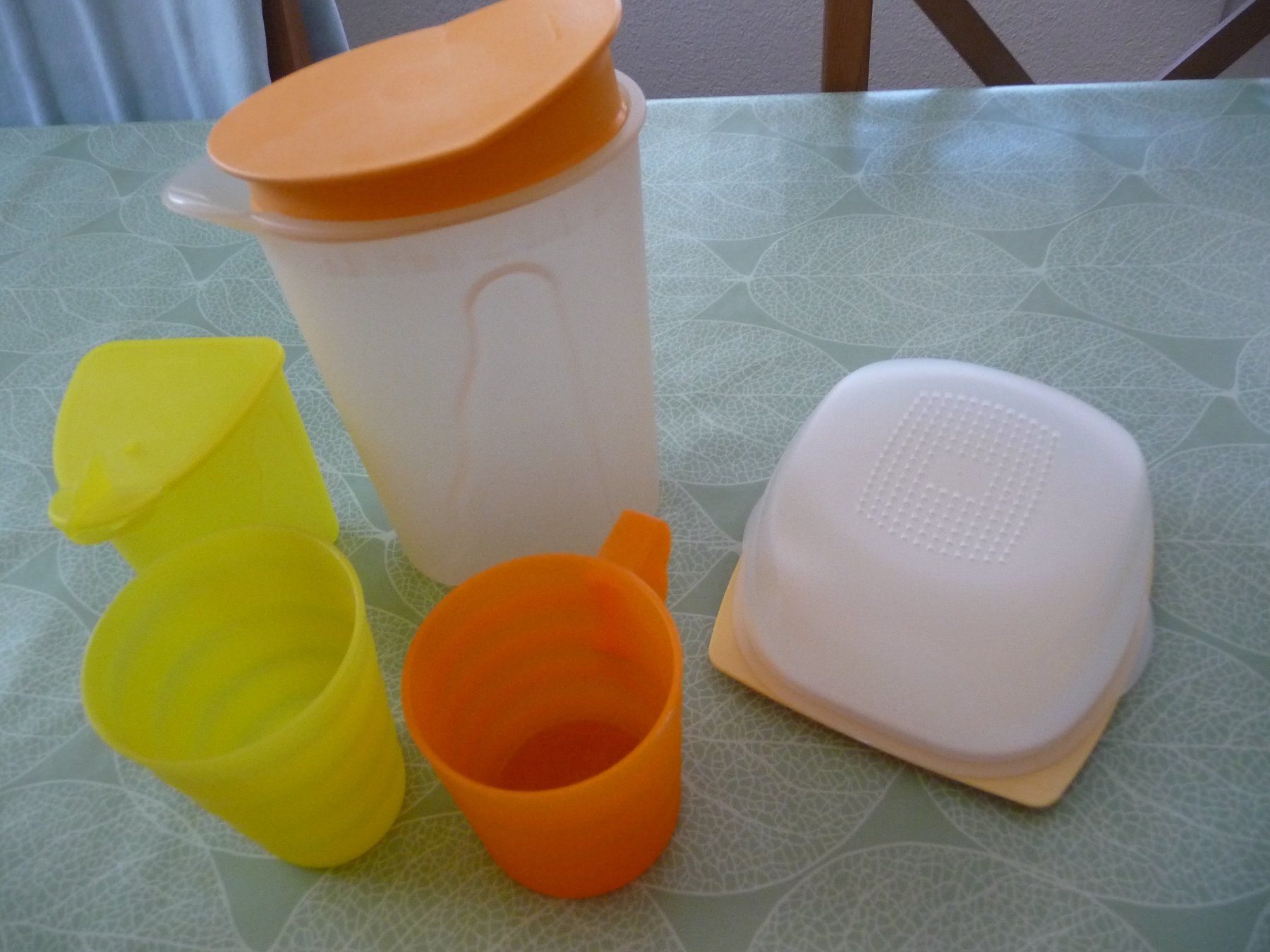 Tupperware Recipients et similaires: Div. Tupperware Krug, Becher, Rahmhäfeli, Käsebehälter, Tass – D'occasion à Kirchberg BE par lavendel02 5