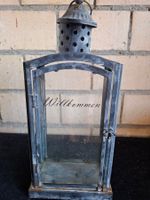 Alte Laterne Metall Glas, Willkommen Schriftzug 43cm Hoch
