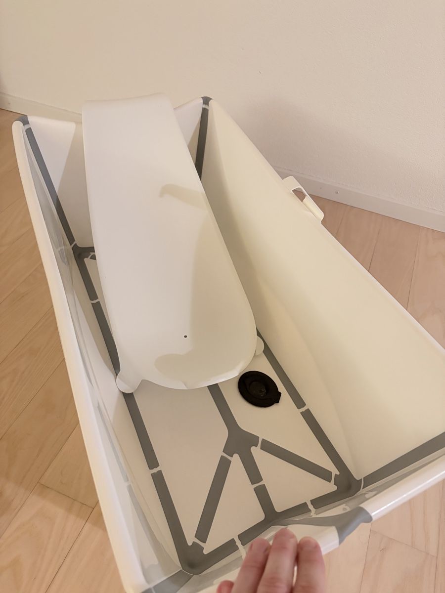 Badewannen: Stokke Flexi Bath newborn support and stand white – Gebraucht aus Winterthur von qop_wfg9 3