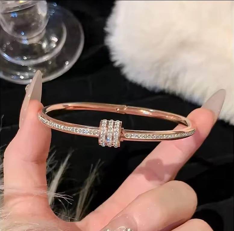 Armbänder & -reifen: Modische Armreifen – Gebraucht aus Volketswil von muz_md7v