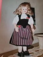 Porzellanpuppe Trachtenkleid blond guter Zustand
