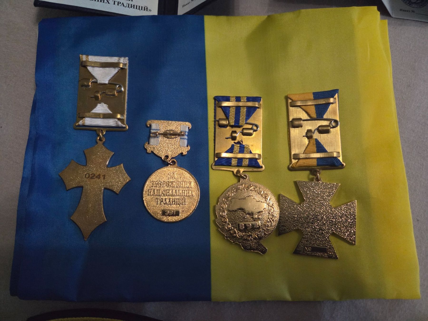 Medaglie: RARE 4 médailles un drapeau  et 3 patchs Ukraine collection – Nuovo (secondo la descrizione) da Onex venduto da GarageCollector 2