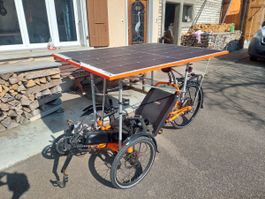 Vélo couché électrique 3 roues  CATRIKE avec panneau solaire