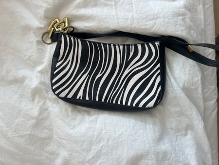 Handtasche im Zebra-Muster mit goldener Kette