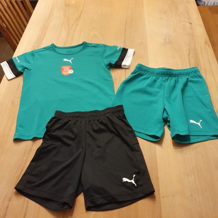 Set mit Fussballleibchen & 2 Hosen v. Puma, Gr. 140