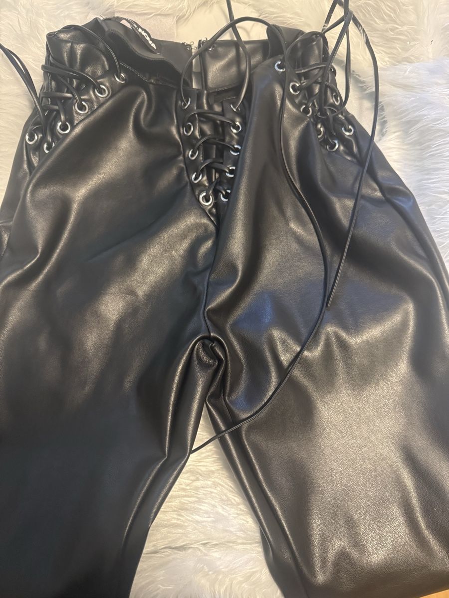 Pantaloni: Fashionnova flared leather pants – Nuovo (secondo la descrizione) da Menziken venduto da car_n7k5