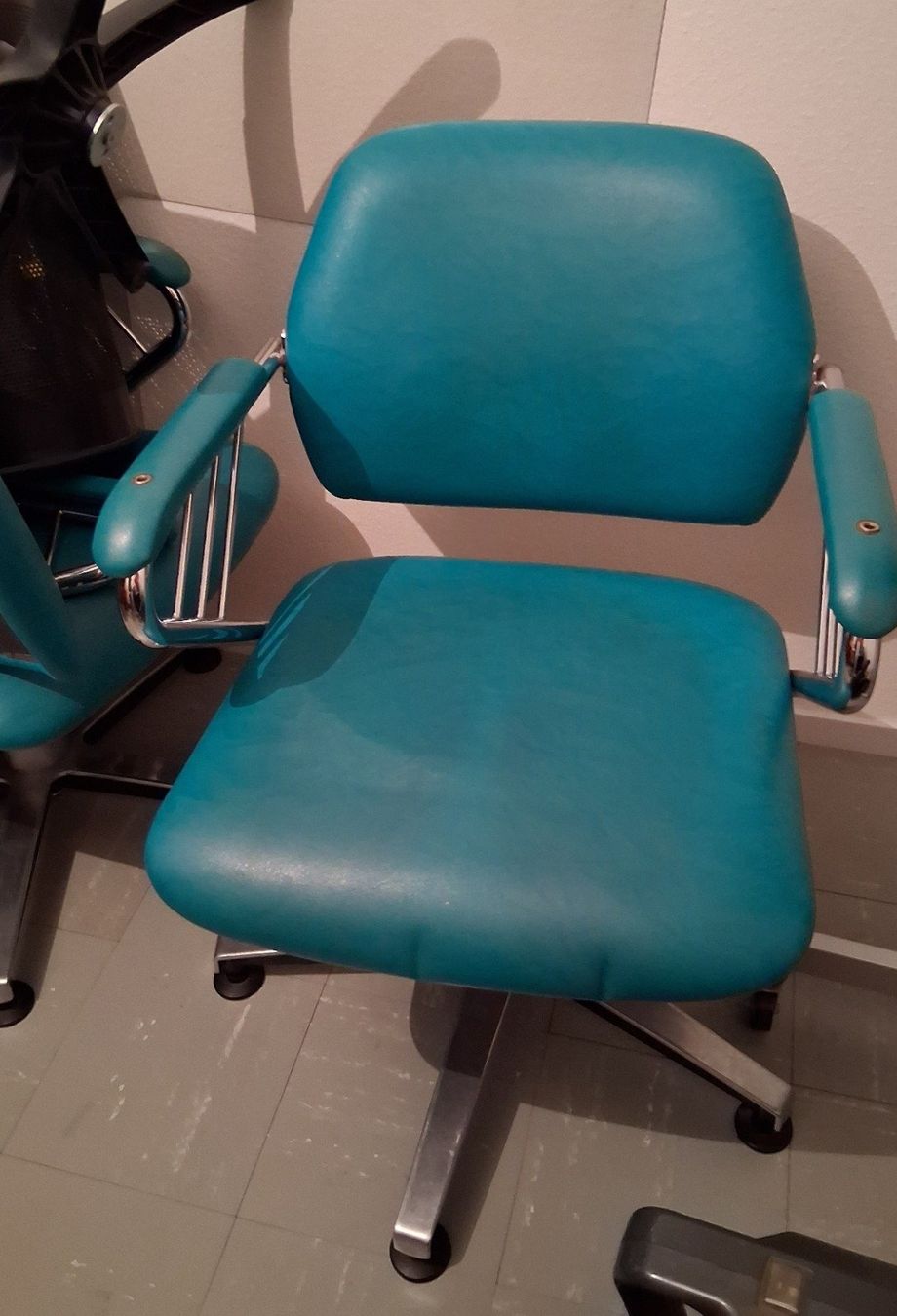 Kosmetik-& Massageliegen: zwei Friseurstühle – Gebraucht aus Basel von jbm_8528 1