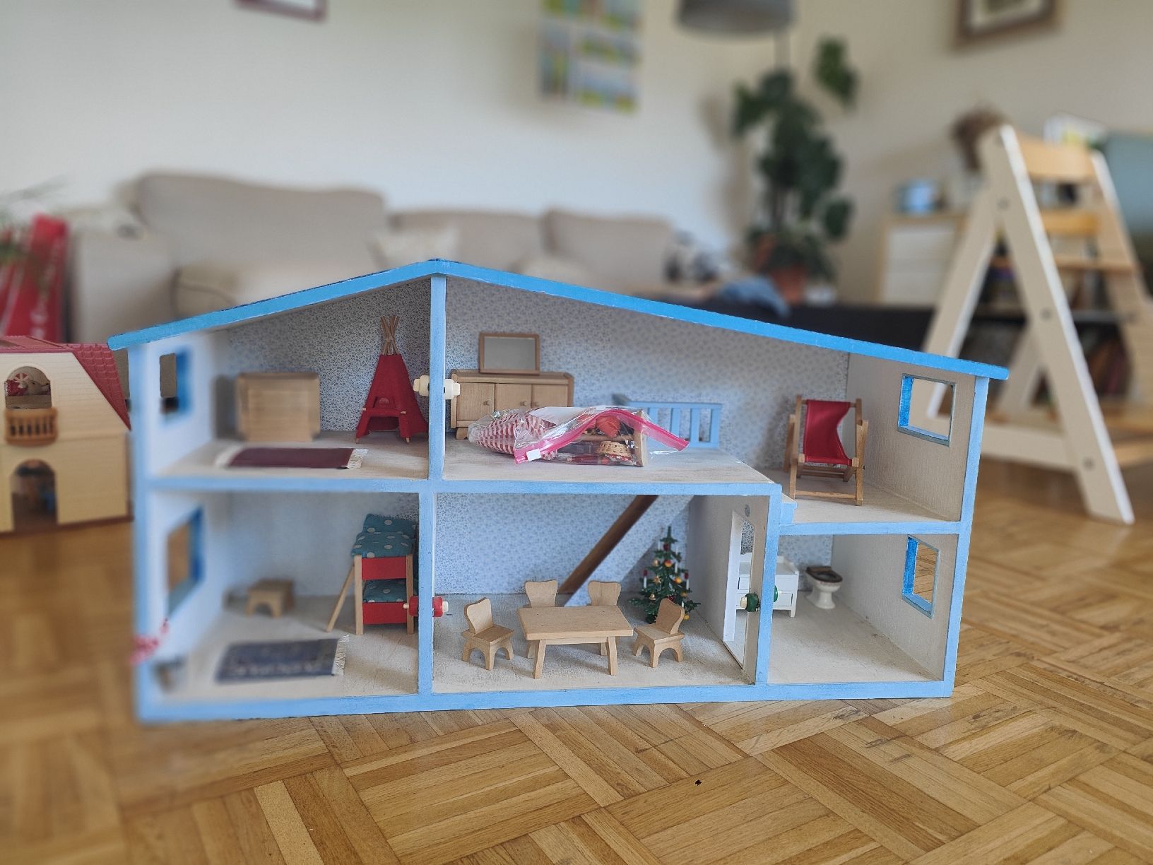 Case e mobili per bambole: Puppenhaus mit Möbeln bespielter Zustand – Usato da Zürich venduto da mso_qv78
