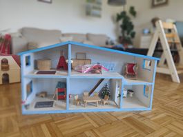 Puppenhaus mit Möbeln bespielter Zustand