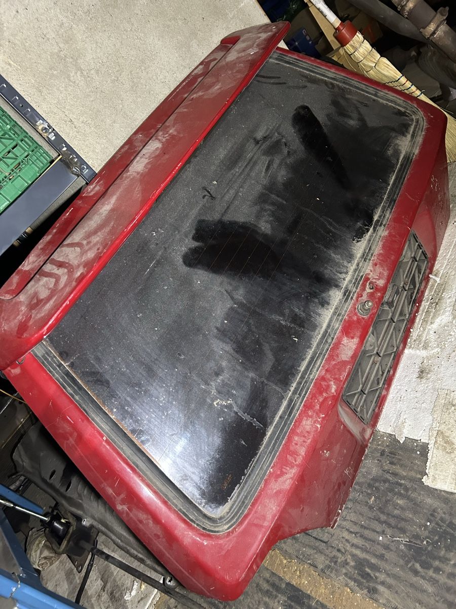 Volkswagen Tutti pezzi di ricambio auto: Golf2 Kofferraumdeckel mit Spoiler – Usato da Gampelen venduto da ste_r6hj