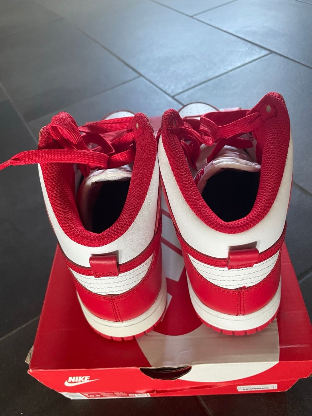 Nike Scarpe da uomo: Nike Dunk High Retro White / University Red Gr. 42.5 – Nuovo (secondo la descrizione) da Bonstetten venduto da thomaszh01 2