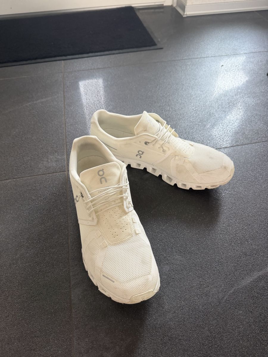 On Scarpe da uomo: On Running Sneaker Cloud weiss Grösse 47 gebraucht – Nuovo (secondo la descrizione) da Wil ZH venduto da Cyril-Las