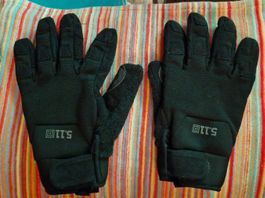 Schwarze leichte Biker-Handschuhe.