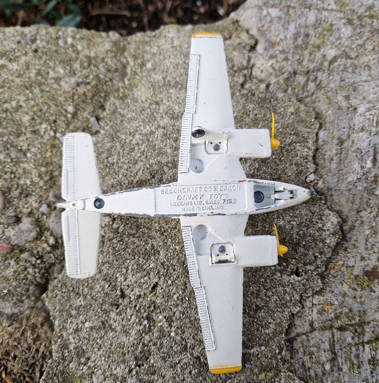 dinky toys beechcraft c55 baron