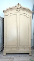 Eleganter antiker Massivholzschrank mit kunstvoller Krone