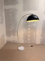 Bogenlampe mit Marmorfuss und schwarzem Lampenschirm