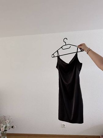 SCHWARZES SATIN-MINIKLEID