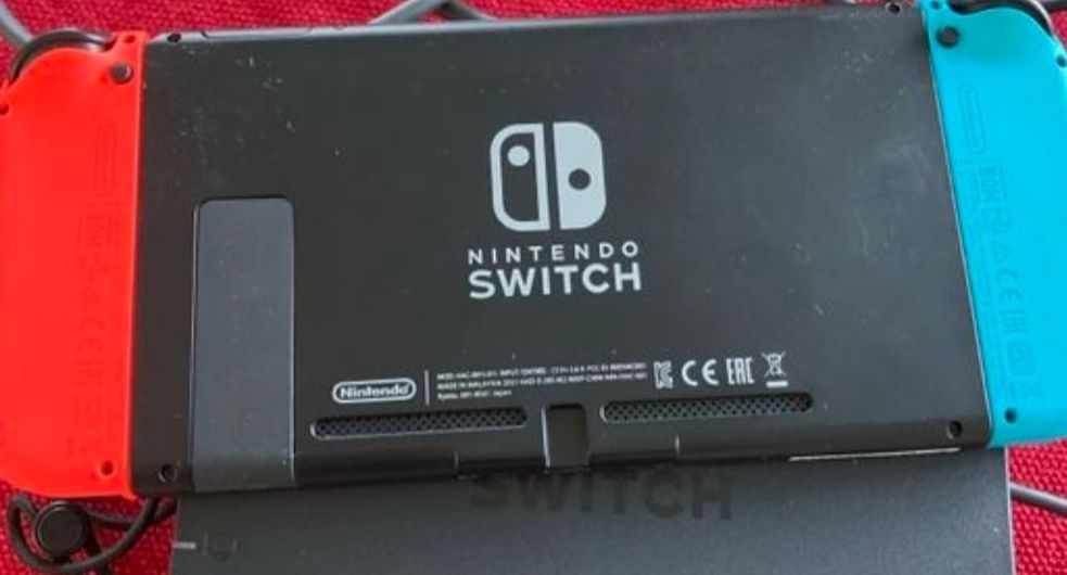 Nintendo Console: Nintendo Switch – Rote/Blaue Joy-Cons + Game+Etui – Nuovo (secondo la descrizione) da Zuchwil venduto da Lea007 4