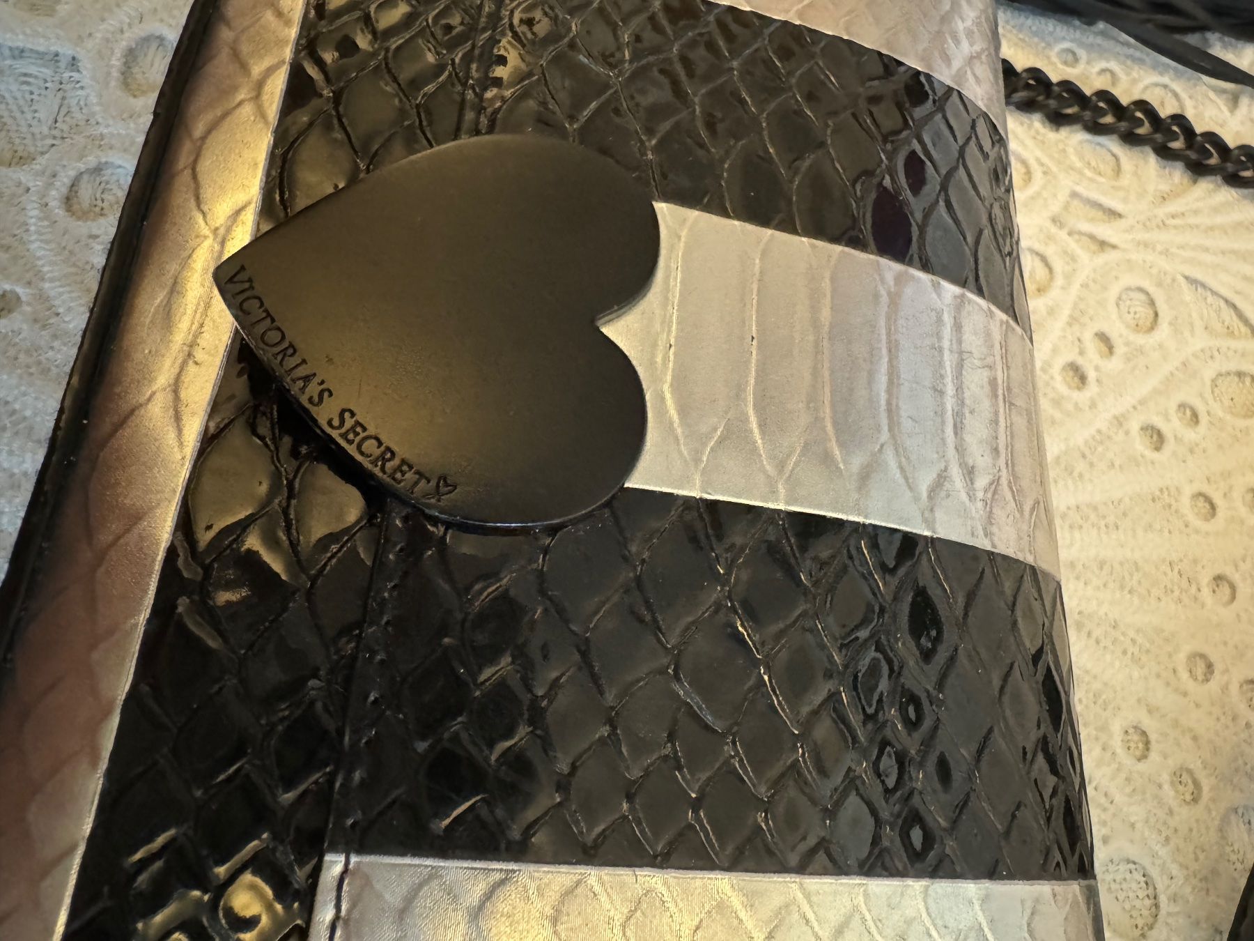 Victoria's Secret Borse da donna: Victoria's Secret Luxe Python Stripe Tasche Schwarz/Silber – Usato da Frenkendorf venduto da Style365 4