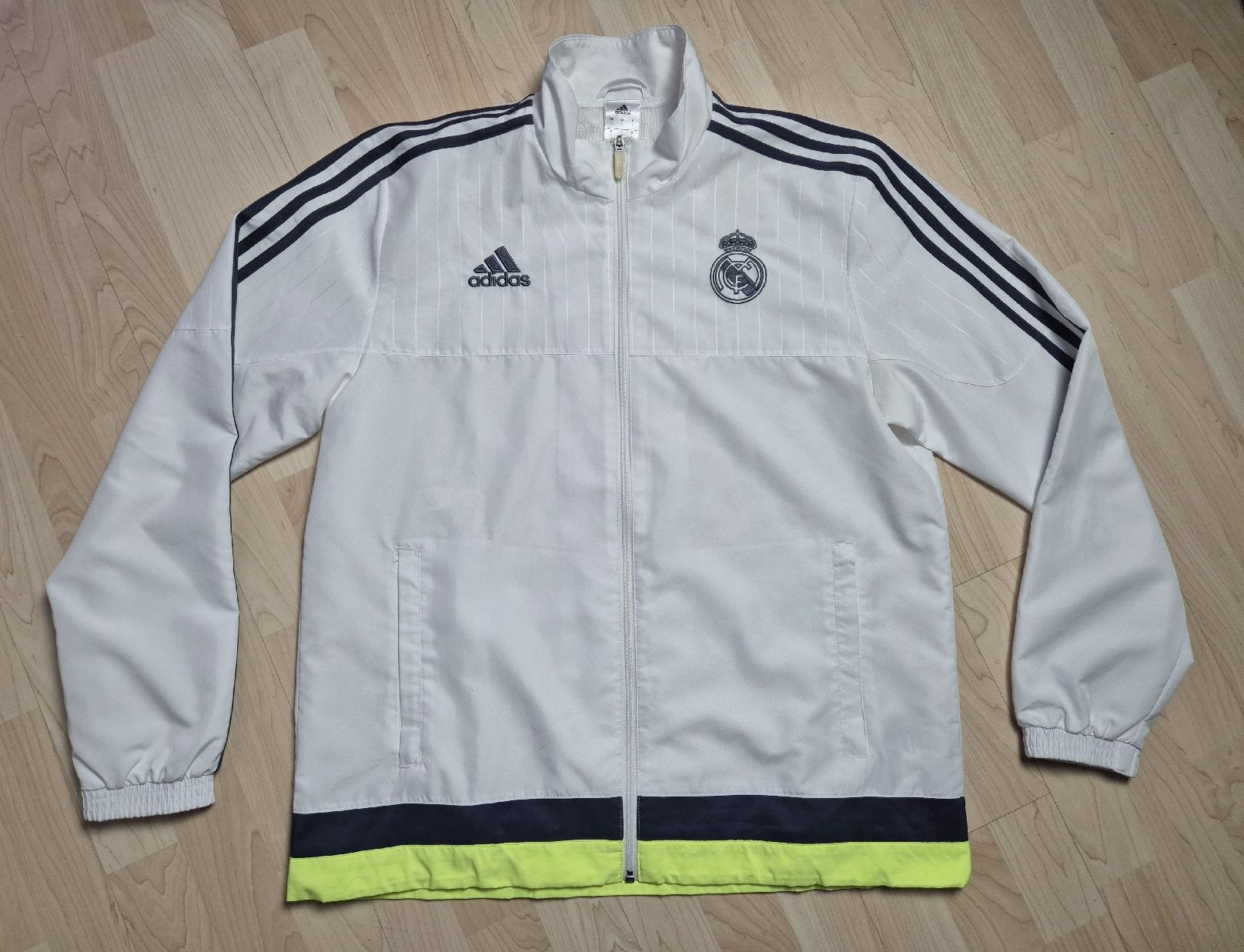 Adidas Giacche: Adidas 15/16 Real Madrid Jacke Grösse M oder L – Nuovo (secondo la descrizione) da St. Gallen venduto da CaliSunshine