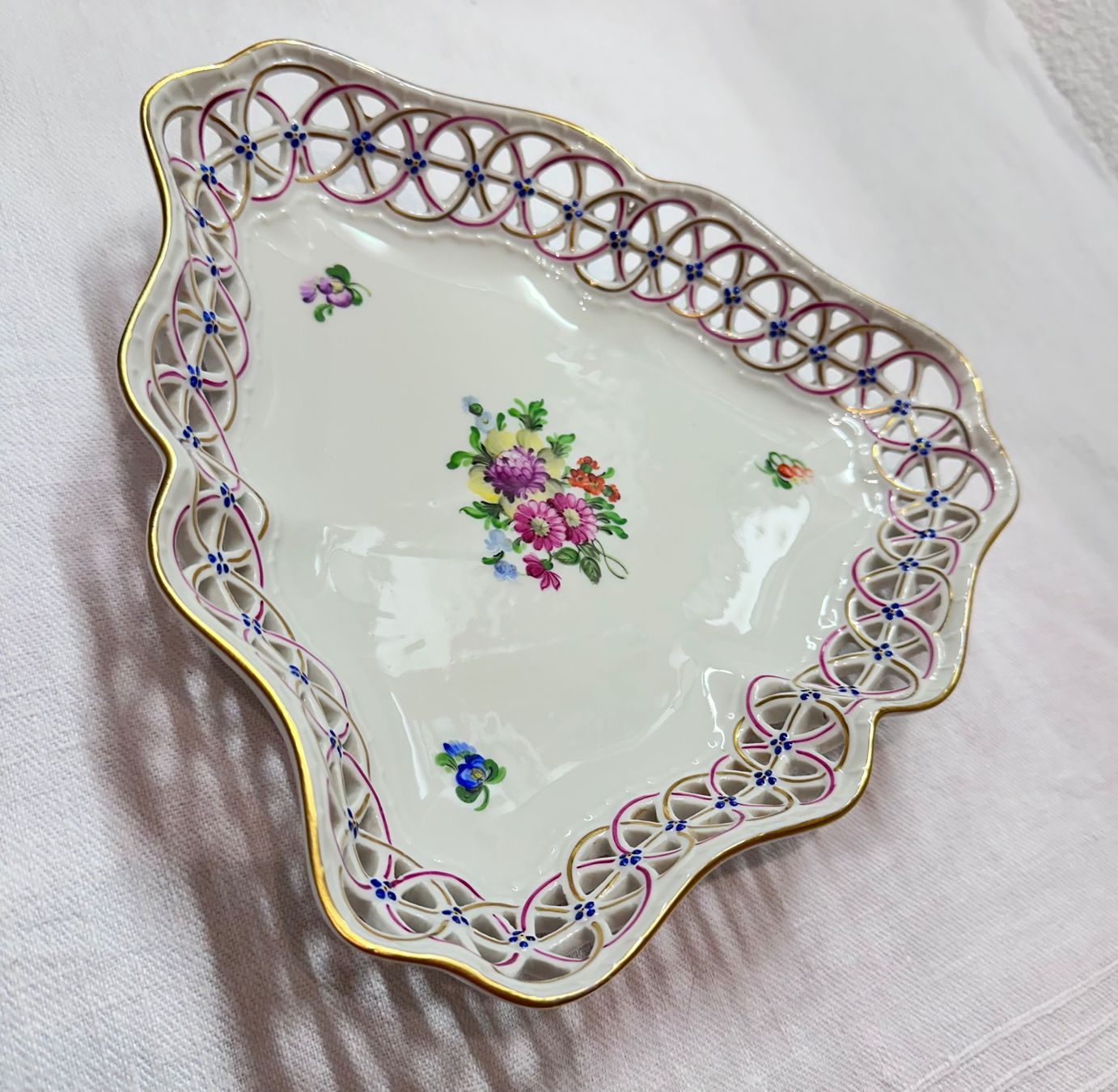 Herend Schalen: Herend "Bouquet de Saxe" dreieckiger durchbroch Korb/Schale – Gebraucht aus Oberrüti von Sabbi 3