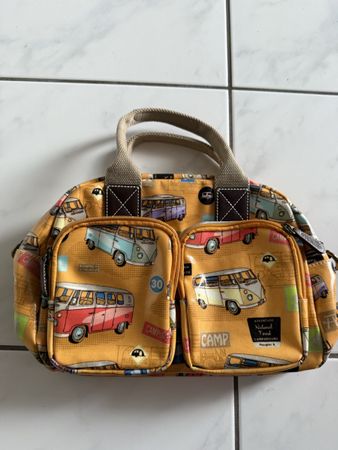 Trendige Handtasche mit VW Büssli Muster