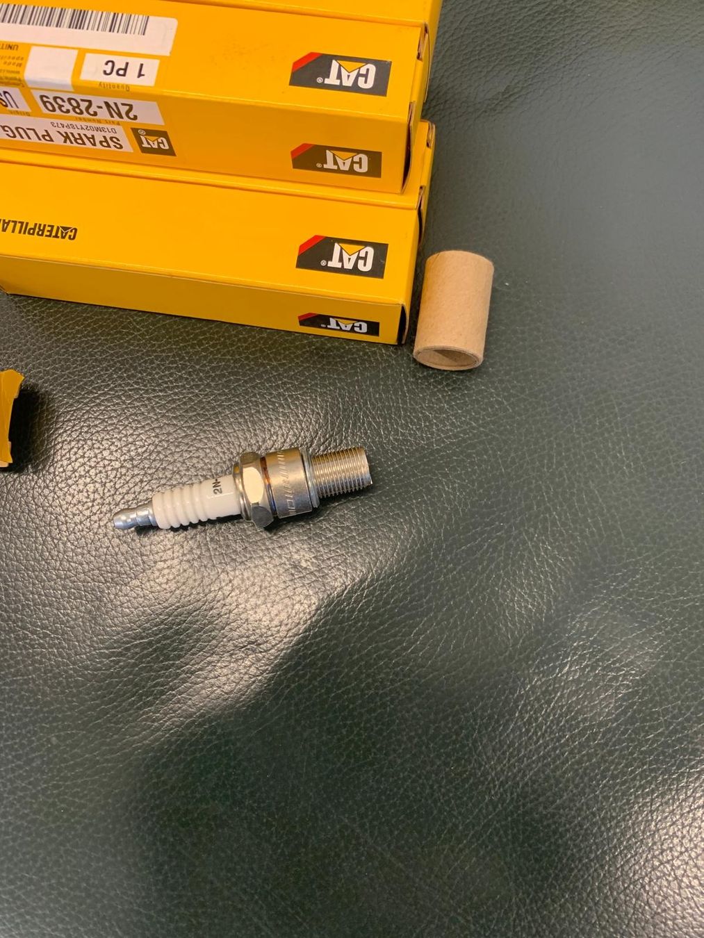 Alle Autoersatzteile: CAT Zündkerzen + Ölfilter neu – Neu und originalverpackt aus Grüt (Gossau ZH) von wisdomio7 7