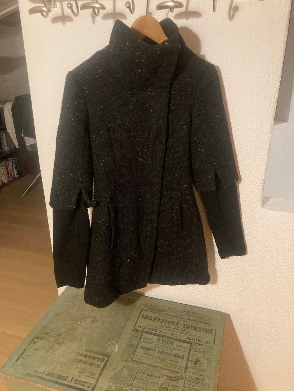 Mäntel: Mantel schwarz/schwarz, weiss meliert – Gebraucht aus Winterthur von Capriice