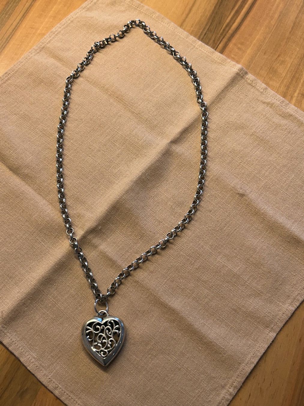 Catenine: Halskette 36cm, mit durchbrochenem Herzanhänger, Modeschmuck – Usato da Boswil venduto da LuziaB01