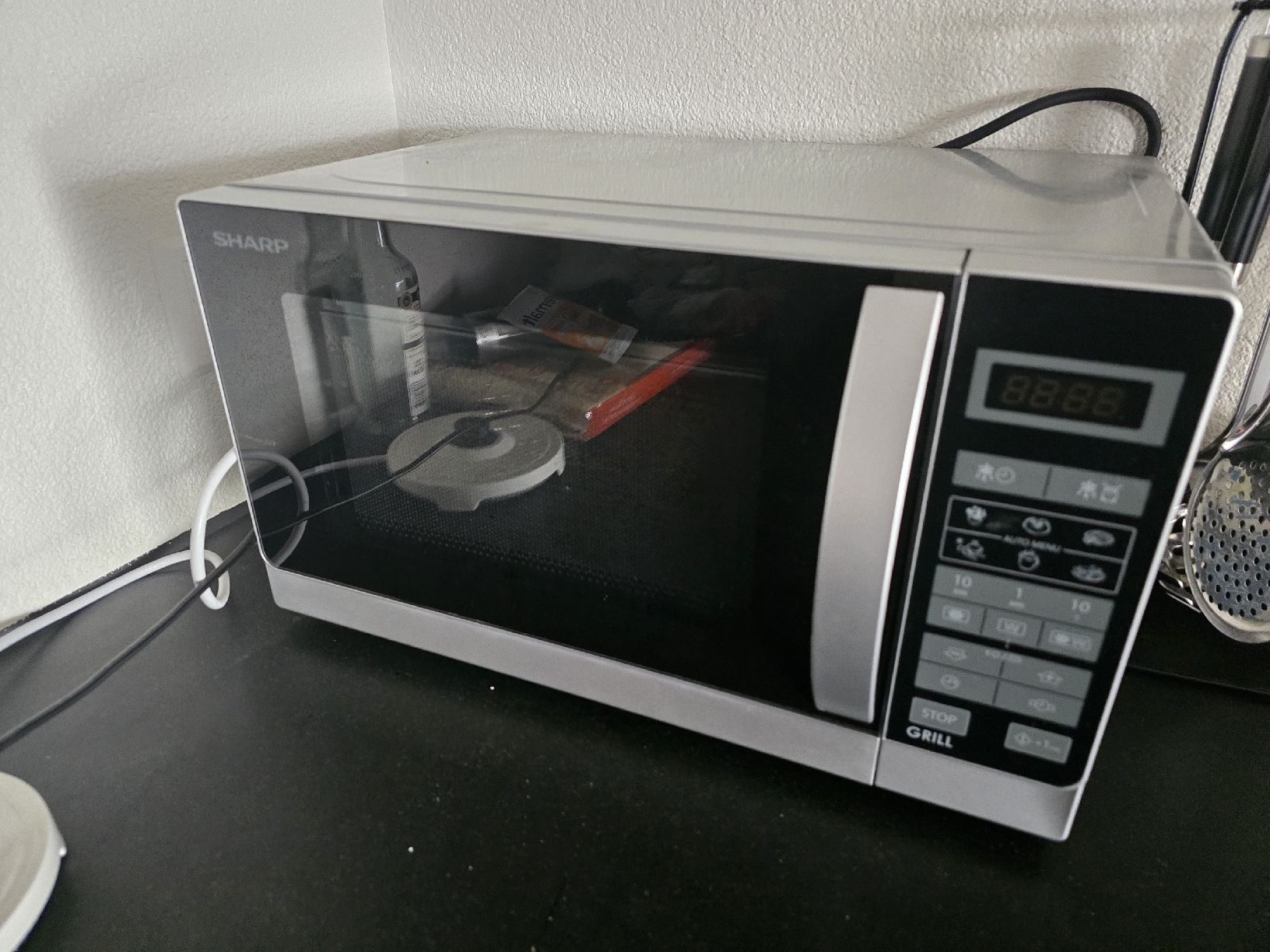 Sharp Elettrodomestici da cucina: Sharp Mikrowelle R642INW Schwarz/Silber – Nuovo (secondo la descrizione) da Egliswil venduto da D.Mko