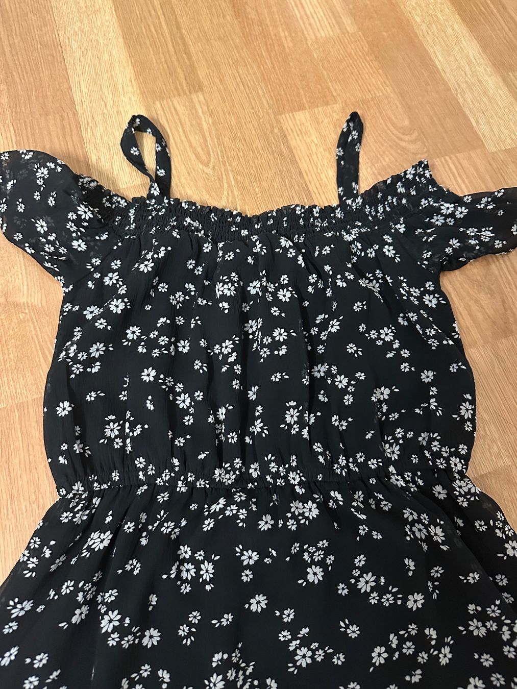 Vestiti & Gonne: Robe C&A noire à fleurs, taille 152 – Usato da Peseux venduto da GSM757805 1