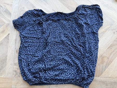 Schönes Blusenshirt Gr. L, dunkelblau mit Blumenmuster