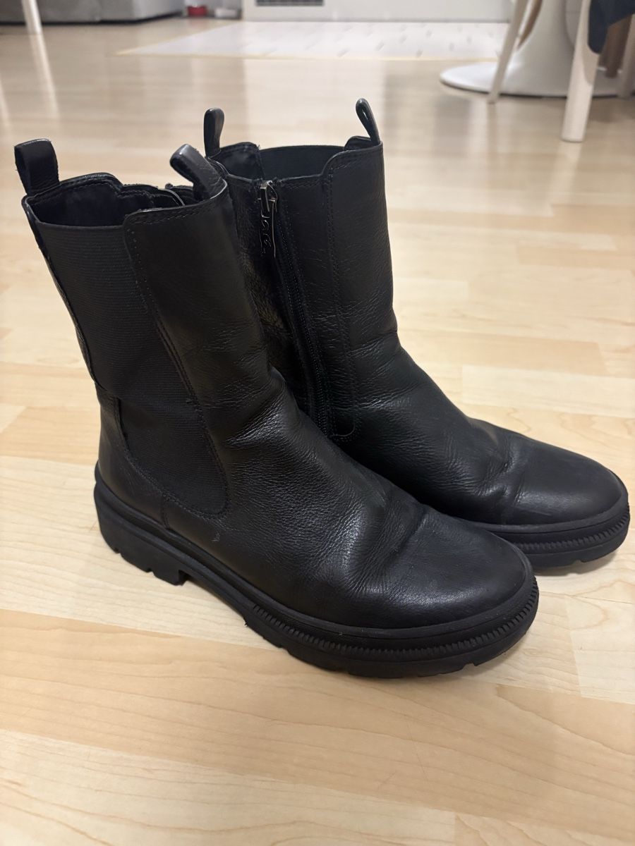 Scarpe da donna: Classic Black Leather Ankle Boots, Winter Ready, Size 39 – Usato da Lüscherz venduto da ine_rdx7 4