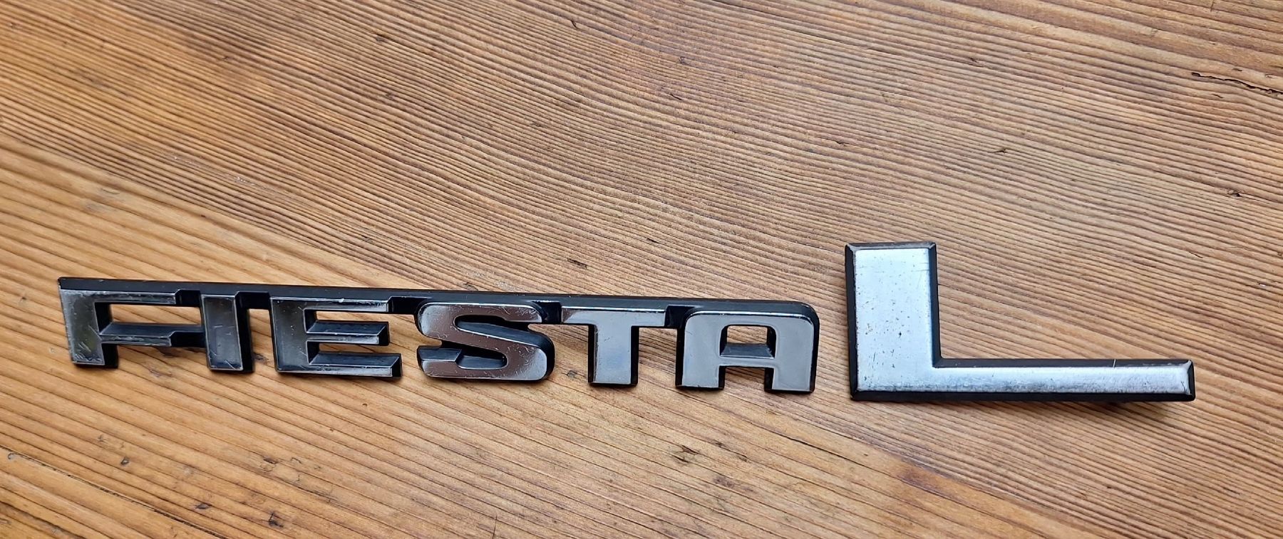 Ford Alle Autoersatzteile: Ford Fiesta L Mk1 Embleme – Gebraucht aus Triesen von BLACKSHEEP75