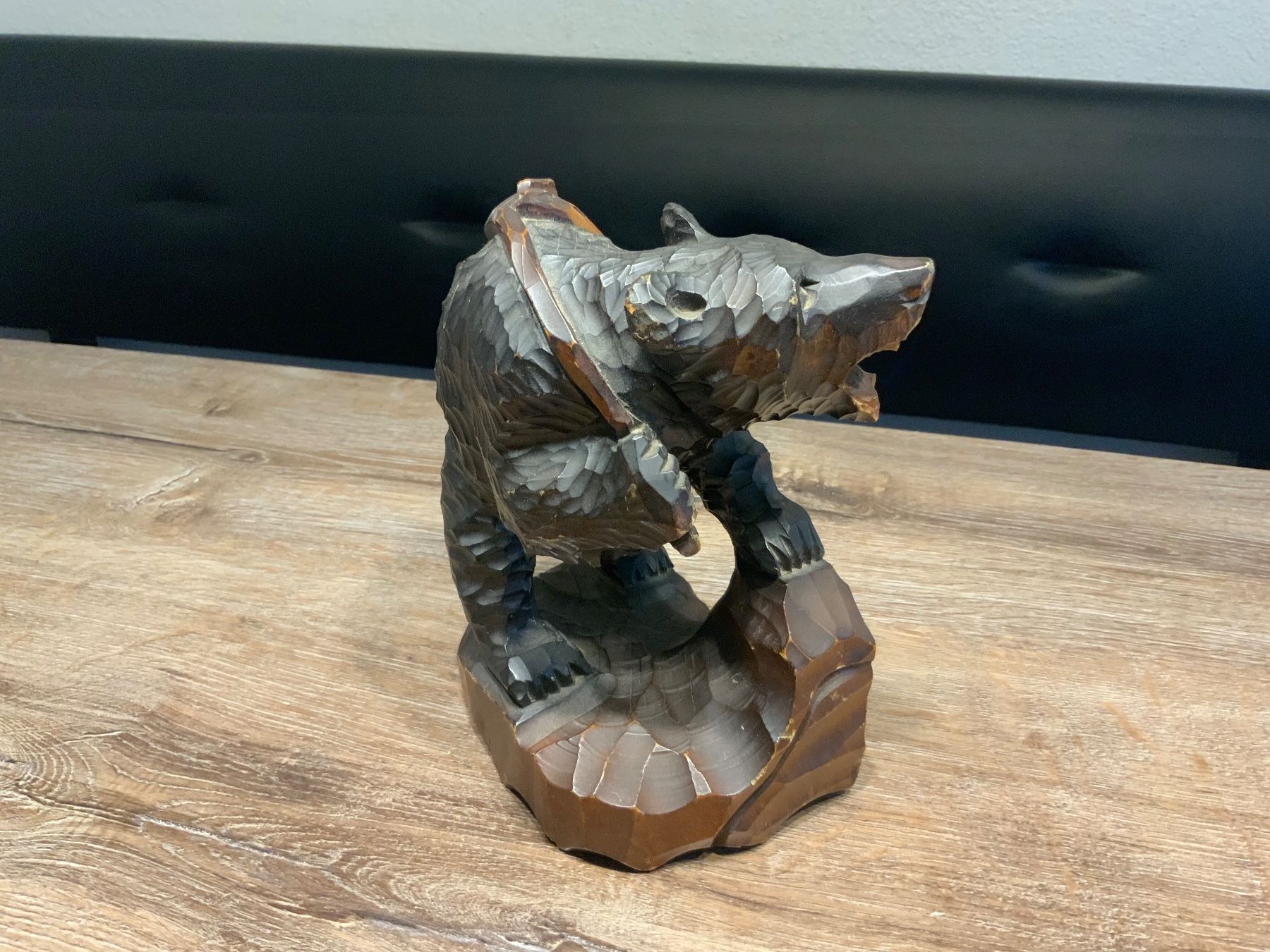 Statuette: Holzfigur Bär auf Felsen, – Usato da Willisau venduto da Minali 3