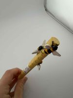 mit Bienendesign - Handgeschnitzt! ✅