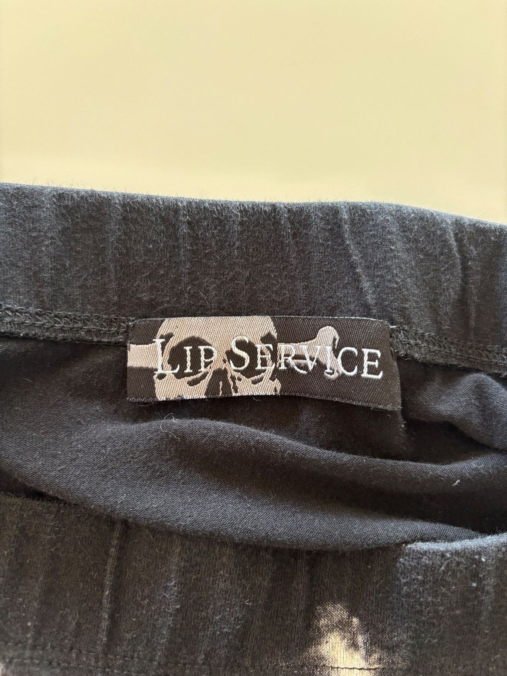 Gonne: LIP SERVICE : Jupe noir print éclair, taille S – Usato da Petit-Lancy venduto da vic_k6tl 4