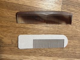 2 praktische Kämme - 2 peignes pratiques