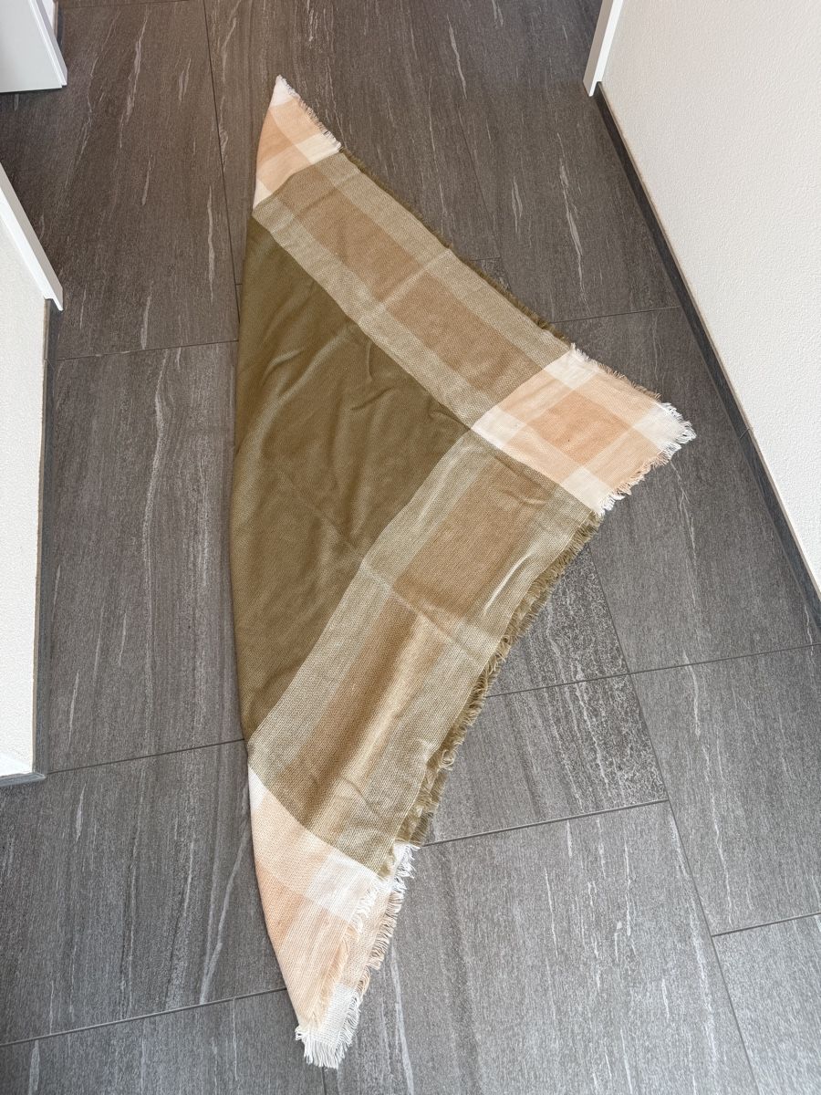 Foulard & Sciarpe: XXL Schal 137x137cm – Usato da Müllheim Dorf venduto da Lyly04 1