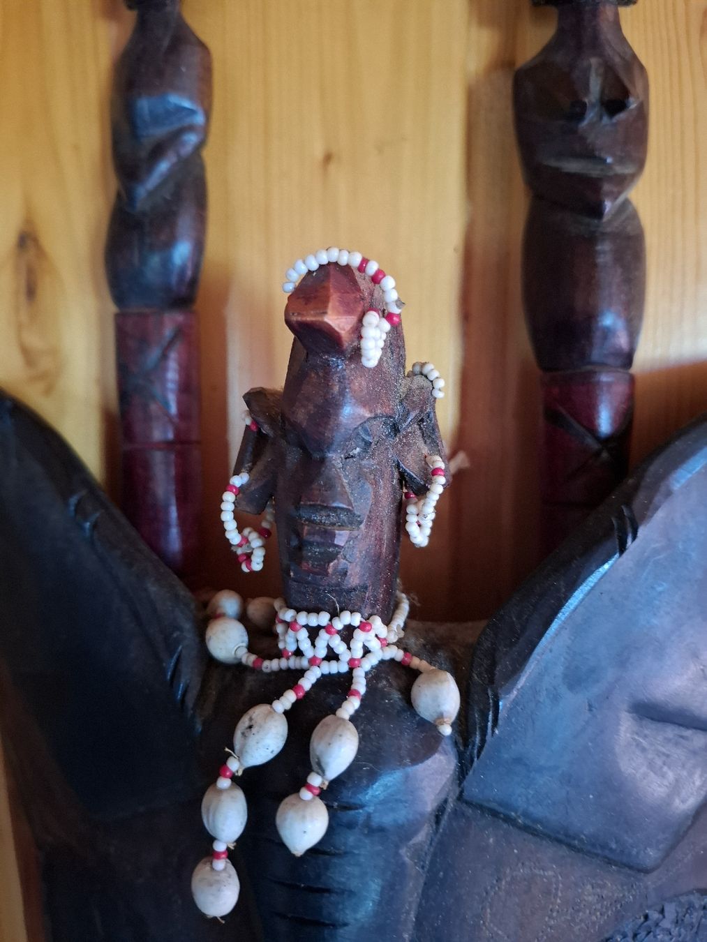 Internationale Kunst: Masque africain unique, sculpté à la main, vintage. – Neu (gemäss Beschreibung) aus Gumefens von Papillon010 3